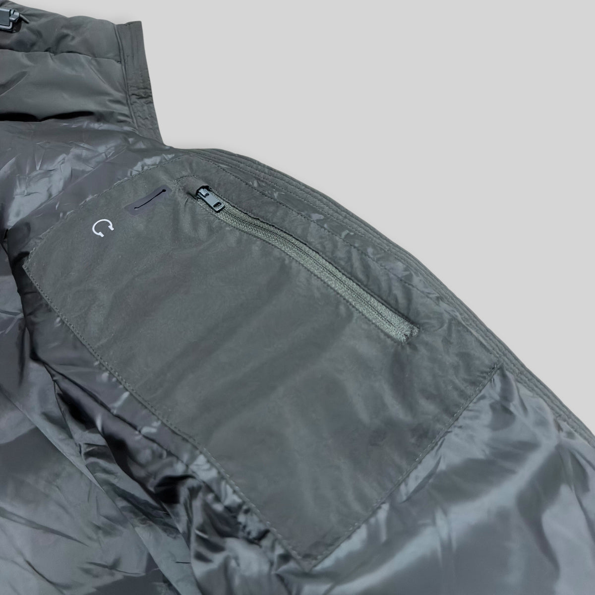 UNIQLO Women's Seamless Down Short Coat (Lightweight Nylon Water Repellent/Windproof Winter/Snow Puffer Jacket) in Dark Green