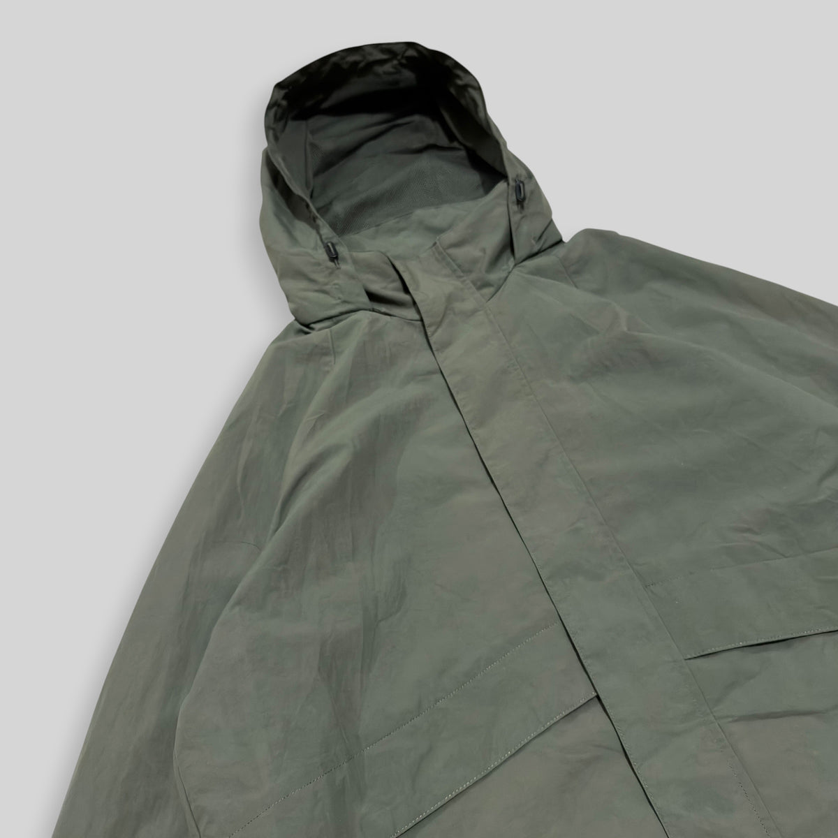 UNIQLO Men's Windproof Stand Collar Blouson (Lightweight Nylon Water Repellent Windbreaker Jacket) in Olive