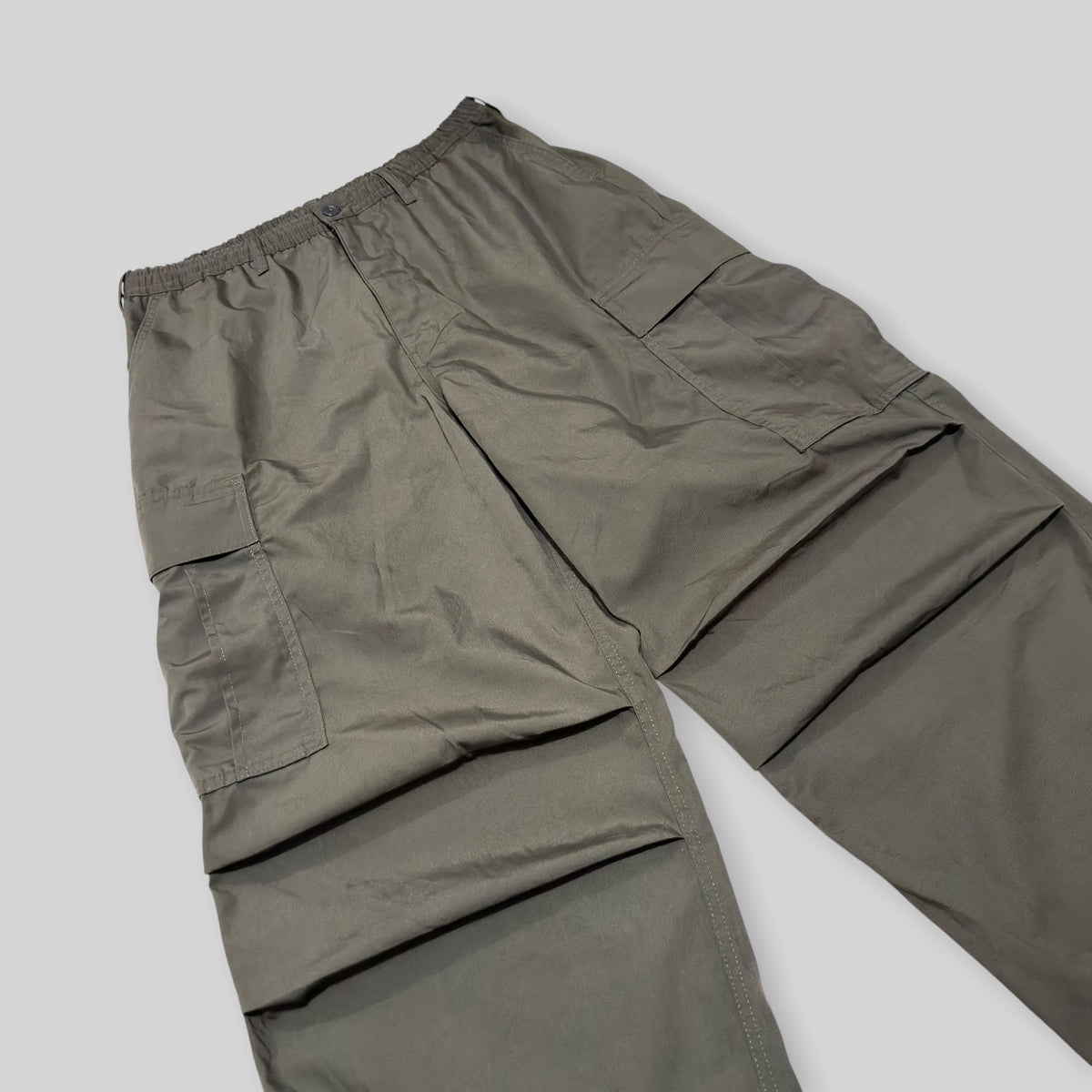GU by UNIQLO Men's Super Wide/Baggy Parachute Cargo Pants in Dark Green