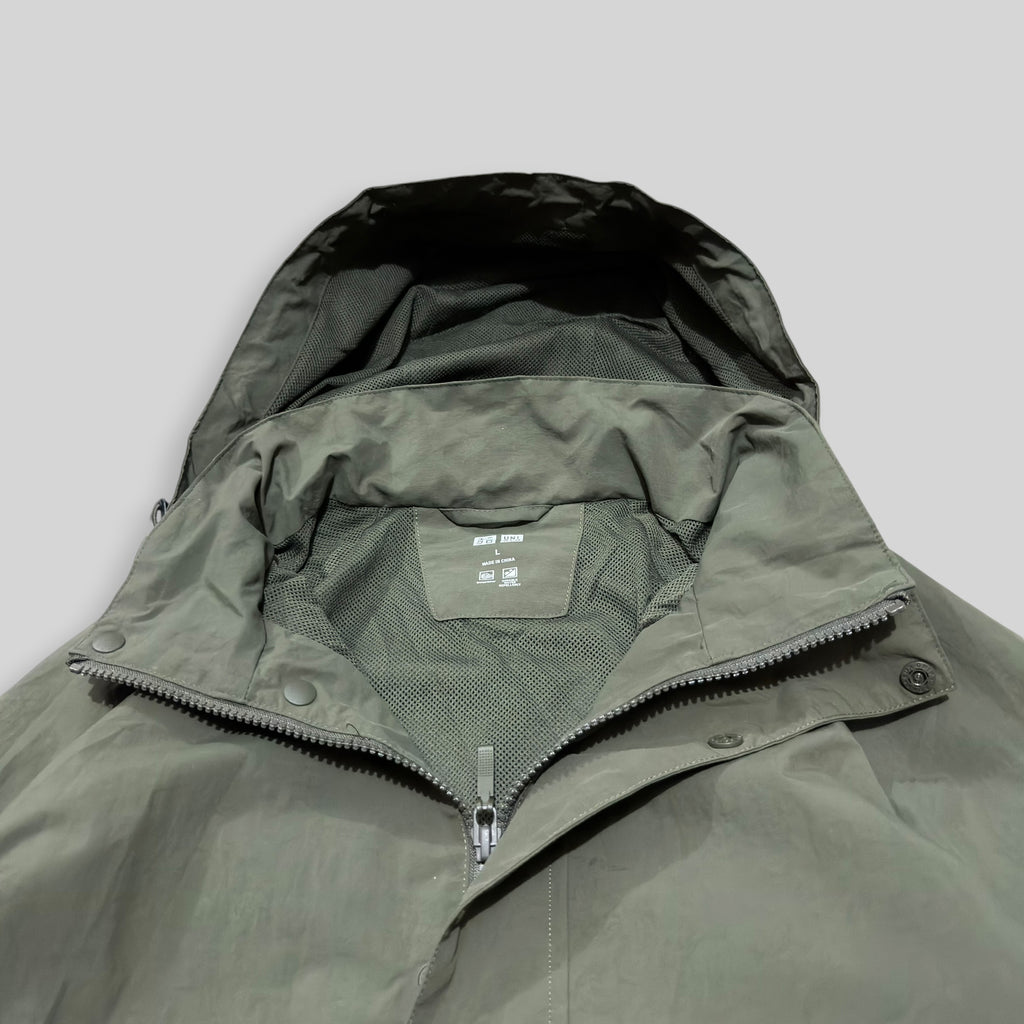 UNIQLO Men's Windproof Stand Collar Blouson (Lightweight Nylon Water Repellent Windbreaker Jacket) in Olive
