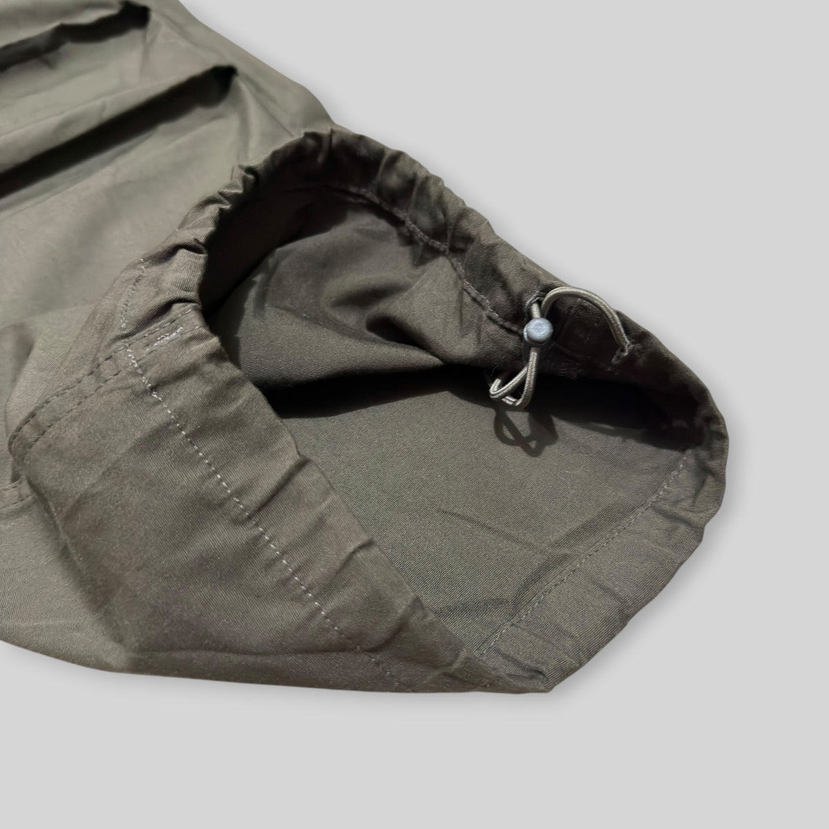 GU by UNIQLO Men's Super Wide/Baggy Parachute Cargo Pants in Dark Green